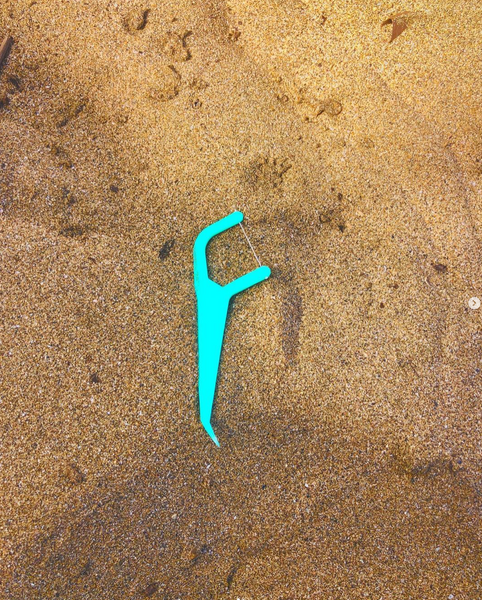 Have you ever seen these plastic flossers on the beach or thrown on the ground? We see these too often on Maui’s beaches 🏝. We are committed to #plasticfree oral care.